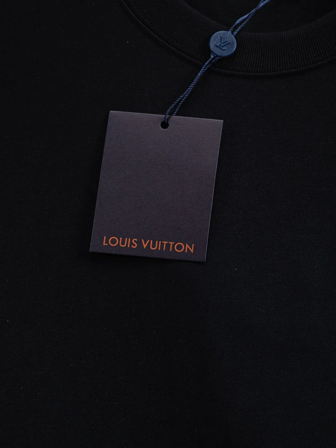 🅿️200 Louis Vuitton 1V LV micro-wide version S-XL LV 26ss new products are available at the counter simultaneously. Multiple craftsmanship. Three-dimensional small logo letters on the chest🪡 embroidery + multi-label four-leaf clover on the back🍀🪡 embroidery. Round neck short-sleeved T-shirt, same style for men and women! Consigned to one-to-one creation. Synchronized with the official website, pure cotton fabrics at the counter! It is close to the skin and comfortable, durable and easy to wear. It has a classic and simple logo design and meticulous original craftsmanship. Short-sleeves, a must-have item for men, do not appear to be the same for the general public, but must be unique and eye-catching. This LV short-sleeve is all about quality, comfort, the same shape and fashion as always, including fabrics and cutting techniques. All of them have been made with great effort! 320 grams of washed pure cotton fabric, pure cotton is breathable, very refreshing and comfortable for daily wear. The rib knitting on the neckline is smooth and tight, and the neckline will not be skewed if you toss it at will. The loose version, you will find that it looks really good on the upper body. The overall is minimalist and neat, super versatile for daily use! Pair it casually with a pair of pants for a youthful look. A T-shirt will make your outfit crazy. It is a fashionable item that can never go wrong! Color: Black White Size: S-XL Size chart: S: Shoulder width 50-Bust 56-Length 70 M: Shoulder width 52-Bust 57-Length 72 L: Shoulder width 54-Bust 59-Length 74 XL: Shoulder width 56-Bust 62-Length 76